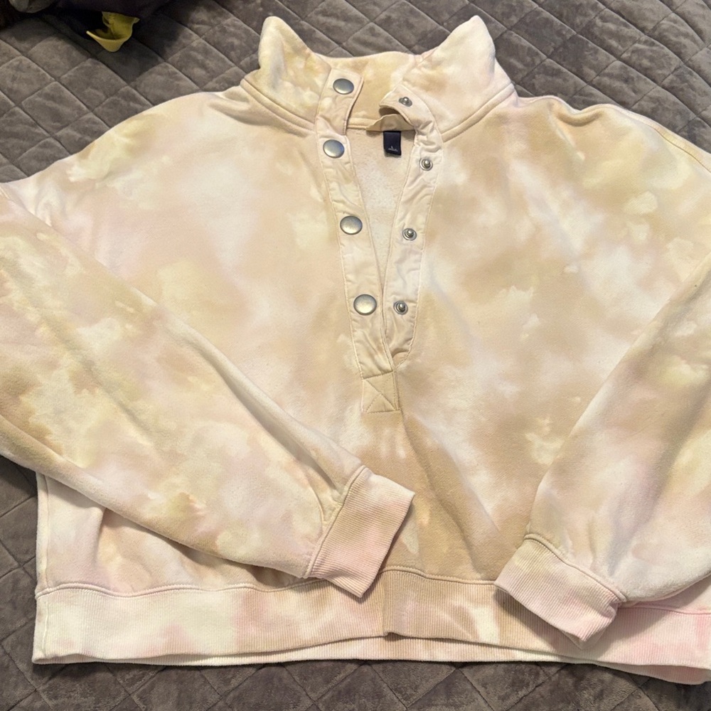 Universal thread Women's Cream Tie-Dye Sweatshirt. Large